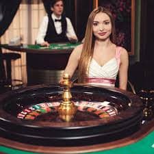 589 sol Live Baccarat Table — Real Dealer ဖြင့် MMK ကျပ် Bet ချနေသော မြင်ကွင်း